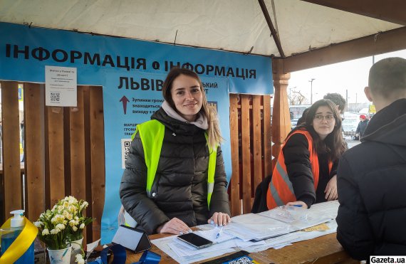 Волонтери чергують на львівському вокзалі практично у цілодобовому режимі. Допомагають біженцям продуктами одягом та із пошуком житла 