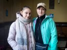 Ольга и Ксения Новиченко из Полтавы ожидают поезд в Ужгород.
