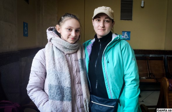 Ольга та Ксенія Новиченки з Полтави очікують потяг до Ужгорода.