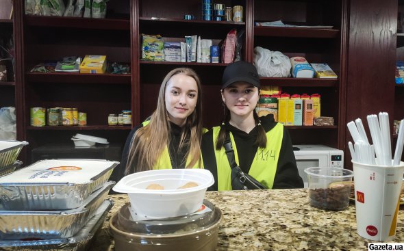 Волонтеры на Львовском вокзале угощают беженцев едой, чаем и кофе.