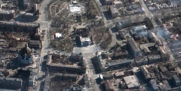 Російські окупаційні війська скинули бомбу на драматичний театр у центрі Маріуполя, де від обстрілу ховалась велика кількість городян