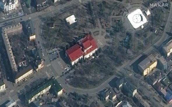 Супутниковий знімок Драматичного театру у Маріуполі, 14 березня