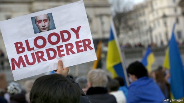 Одна из акций в мире в поддержку Украины. Плакат с Путиным «Кровавый убийца» 