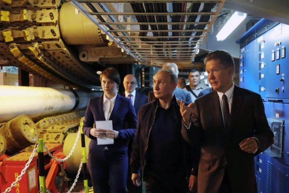 Путин в сопровождении главы «Газпрома» Алексея Миллера посещает судно-трубоукладчик Pioneering Spirit в Черном море в июне 2017 года 