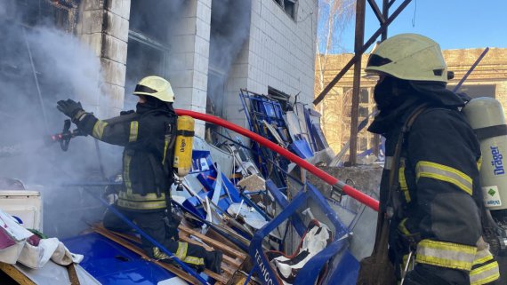 В Оболонському районі Києва через ворожий обстріл зайнялися вантажівка та дві будівлі