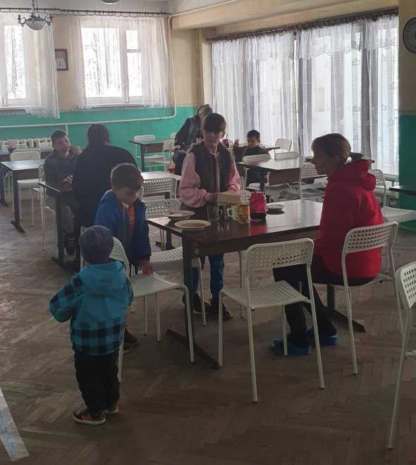 Переселенців харчують тричі на добу.