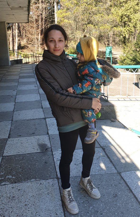27-річна Ольга з двома дітьми приїхала з Гостомеля. Її чоловік військовий зараз на передовій.