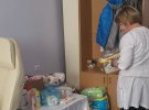 Місцеві волонтери привозять у центр продукти, засоби гігієни і одяг. 