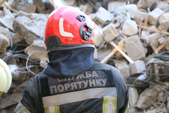 Рятувальники постійно виїжджають розбирати завали будинків у які влучають російське ракети і снаряди. Деякі з них - не розриваються