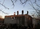 Спасатели постоянно выезжают разбирать завалы домов в которые попадают российские ракеты и снаряды. Некоторые из них – не разрываются