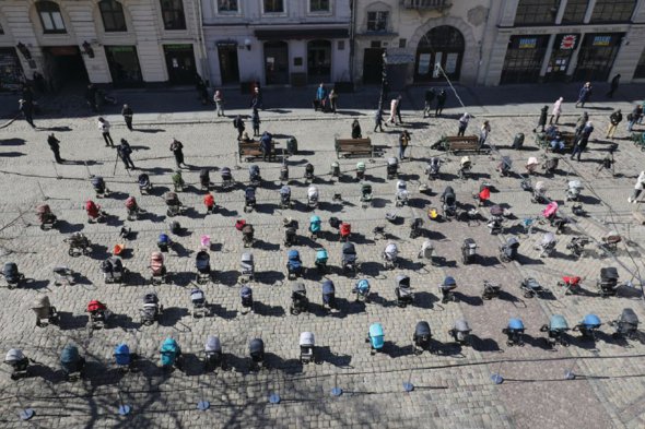 109 порожніх дитячих візків виставили на площі Ринок у Львові 18 березня. Символізують українських дітей, яких убили солдати з Росії. — Це ціна війни. За 23 дні бойових дій окупанти вбили 109 дітей, — кажуть у міськраді Львова. Порожні візки — це символи життів тих янголят, які зараз, замість рішучих дій НАТО, захищають небо над Україною. Таким чином ми закликаємо весь світ стати єдиним щитом, уберегти дітей і подарувати їм майбутнє. Станом на 22 березня в Україні загинули 117 неповнолітніх, ще 155 отримали поранення. Найбільше жертв у Київській, Харківській, Донецькій, Чернігівській, Миколаївській Житомирській, Сумській і Херсонській областях.