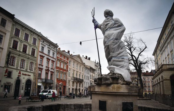 Фонтан зі статуєю Нептуна на львівській площі Ринок загорнули у вогнетривкий матеріал. Це має вберегти пам’ятку від руйнування