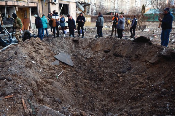 Російський снаряд утворив воронку між будинками у Святошинському районі столиці, 20 березня. Значних ушкоджень зазнали два будинки, ще в шістьох повилітали вікна.