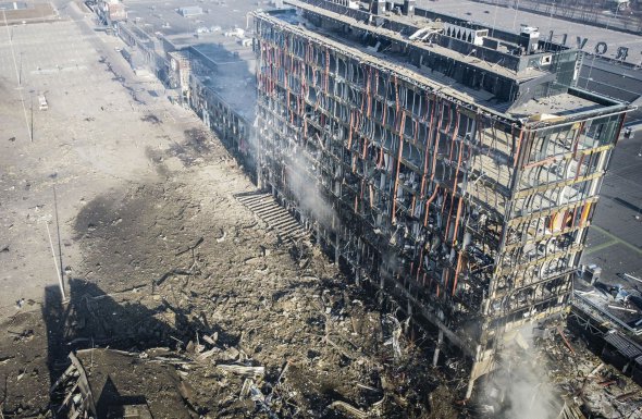 Ударна хвиля від вибуху російської ракети 20 березня знищила весь скляний фасад багатоповерхового корпусу торговельно-розважального центру в Києві