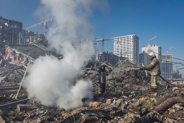 Рятувальники завершують гасіння пожежі в київському торговельно-розважальному центрі, 21 березня. Протягом ночі на об’єкті працювали 63 людей