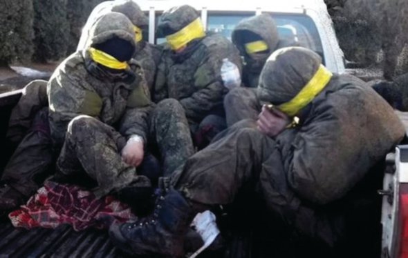 Ворожа розвідувальна група з шести чоловіків здалася українським селянам у лісі біля селища Срібне Прилуцького району на Чернігівщині 14 березня. Очолював загін майор Віктор Блюдін із Єкатеринбурга на Уралі. Запевняє, що ні в кого не стріляли, лише спостерігали й вивчали місцевість. На допиті під відеозапис окупанти плутаються в легендах. На території України їх підрозділ перебуває із 24 лютого, мають втрати. Одні солдати кажуть, що приїхали на навчання, інші, що мали охороняти місцеве населення від мародерів. Полоненим дали зателефонувати рідним у Росію. Одному агресору дружина не повірила, що це він.