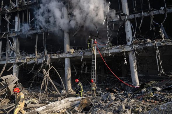 Остатки торгового центра Retroville после российской бомбардировки в Киеве 