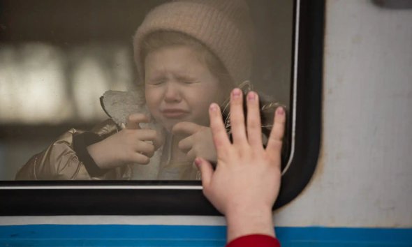  Дитина плаче, коли прощається з матір'ю на львівському вокзалі 