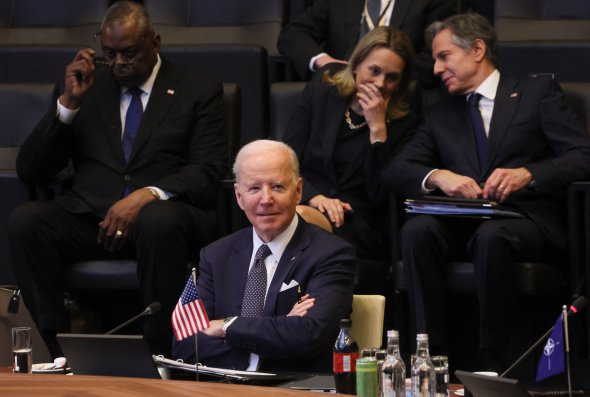 Президент Байден та інші керівники Америки під час саміту НАТО у Брюсселі 