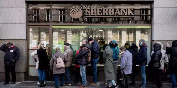 Санкции в России заставили людей снимать наличные с вкладов в банках 