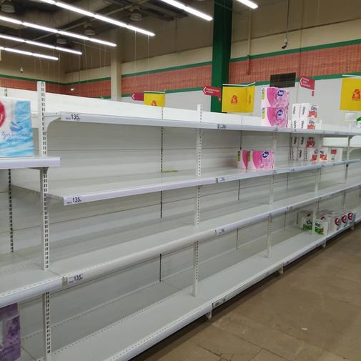 Пустые полки супермаркета в России 
