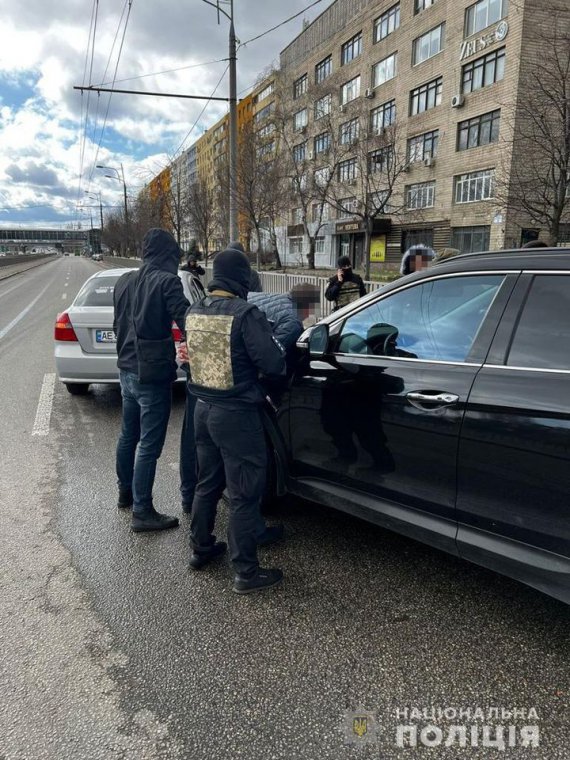 В Днепре полицейские задержали мужчину, который на автомобиле перевозил оружие и боеприпасы 