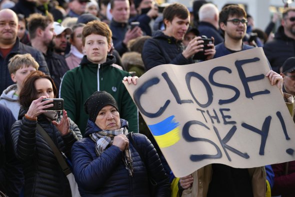 Акция в поддержку Украины в Варшаве во время визита Байдена с призывом к президенту США «закрыть небо» над Украиной 