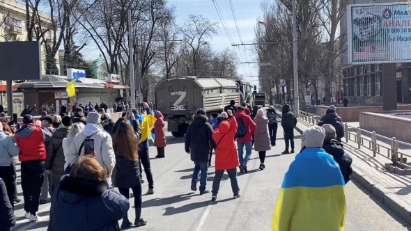 Демонстранти скандують «Ідіть додому!», доки російські військові їдуть у Херсоні, 20 березня