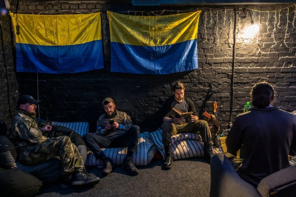 Українські солдати відпочивають у Києві після дня боїв на передовій на північ від столиці у понеділок