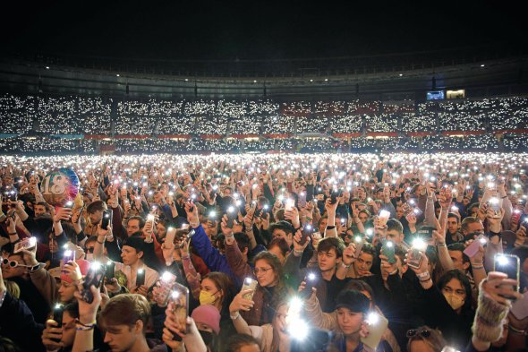 Люди прийшли на концерт на підтримку України, стадіон ”Ернст Гаппель”, Відень, 19 березня 2022 року
