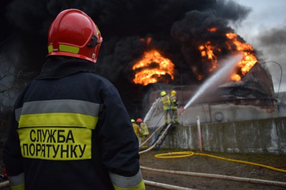 Рятувальники досі гасять пожежу в Рівному