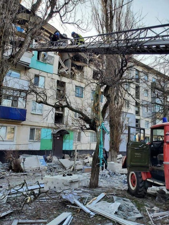 В результате обстрелов в Лисичанске найден один погибший, спасены 13 человек
