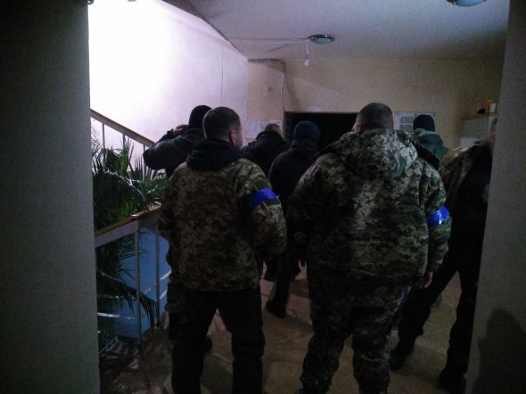 Во время ночного патрулирования члены добровольного формирования заезжают в штаб погреться и выпить чаю или кофе