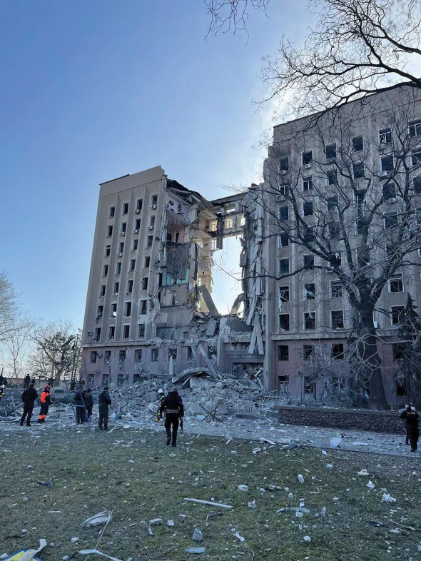 Російська ракета зруйнувала будівлю Миколаївської обладміністрації в історичному центрі міста