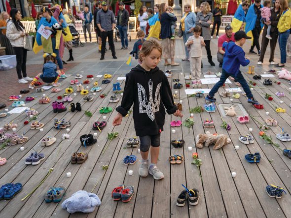 128 пар дитячого взуття поставили на центральній вулиці міста Сан-Хосе в американському штаті Каліфорнія 24 березня. Символізують українських дітей, які загинули в Україні. Американці хотіли так нагадати світові, що війна триває і забирає життя мирних людей.