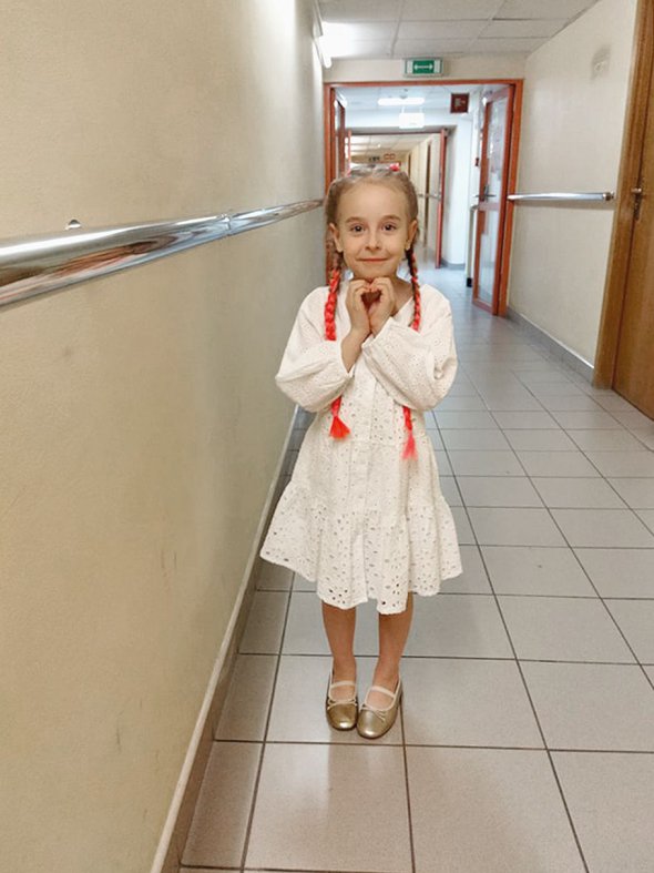 Амелія Анісович стала відомою після того, як заспівала у київському бомбосховищі. З родиною виїхала до Польщі. Бере там участь у благодійних концертах на підтримку України