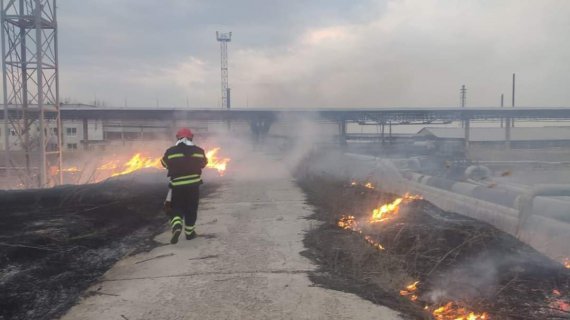 В Лисичанске загорелось нефтяное хранилище.