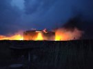 В Лисичанске загорелось нефтяное хранилище.