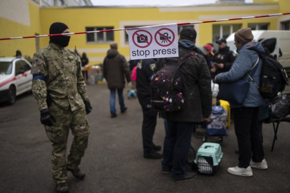 Плакат, запрещающий снимать прессе возле центра помощи перемещенным лицам из Ирпеня, на окраине Киева, 30 марта 