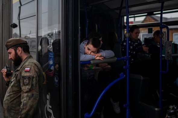 Українські біженці чекають на автобусі після перетину кордону з Польщею 30 березня. За даними ООН, понад 4 млн українців втекли з країни за п'ять тижнів, рятуючись від війни 