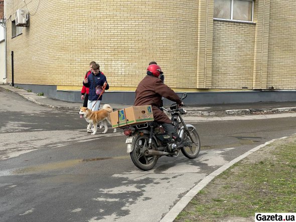 Більшість людей пересуваються містом на велосипедах або мопедах