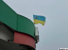 По всьому місту висять прапори України, стрічки жовто-блакитного кольору та інша національна символіка