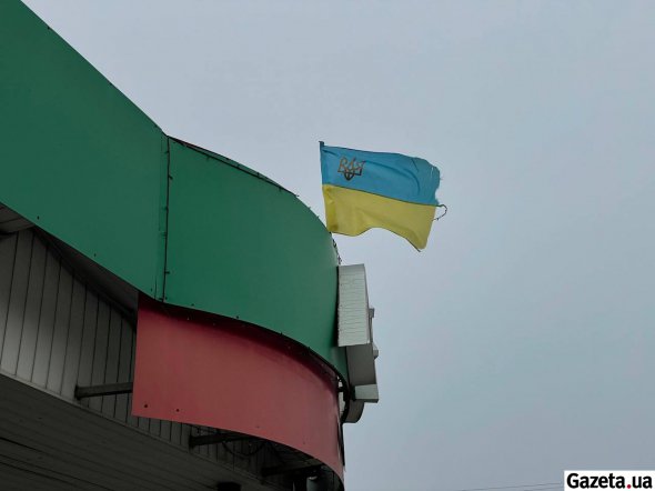 По всьому місту висять прапори України, стрічки жовто-блакитного кольору та інша національна символіка