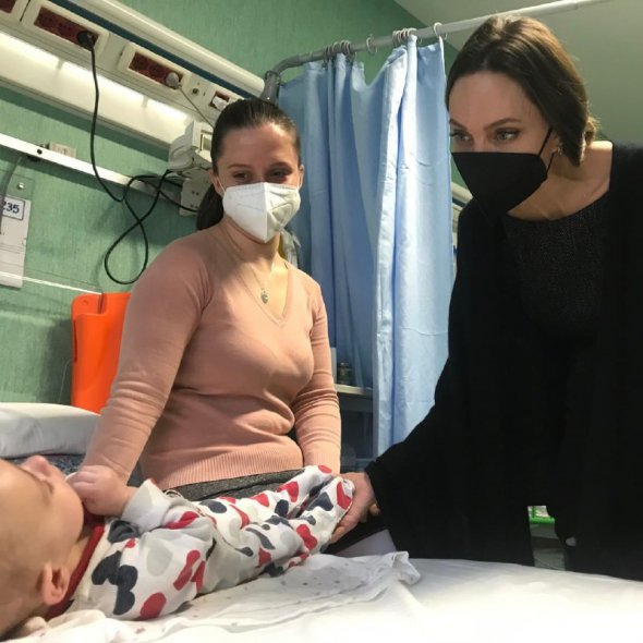 Джоли лично посетила больницу Бамбино Джезу, где встретилась с украинскими детьми 
