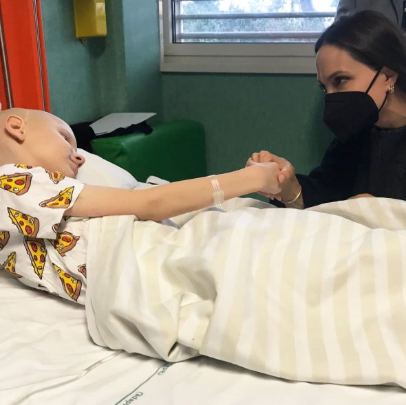 Джоли лично посетила больницу Бамбино Джезу, где встретилась с украинскими детьми 