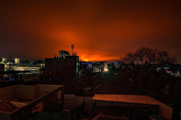 Огонь осветил ночное небо к востоку от Харькова в среду, 30 марта 