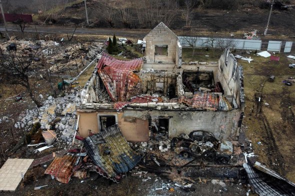  Руины дома в селе под Киевом в среду, 30 марта 