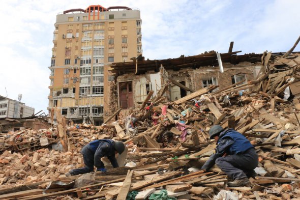 Саперы обследуют руины жилого дома после обстрела российскими оккупантами в Харькове