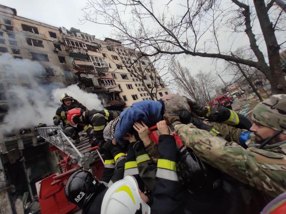 Рятувальники евакуюють поранених з будинку в Харкові, в який влучив російський снаряд