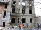 У Харкові рятувальники та комунальні служби прибирають уламки біля будівлі після російського ракетного обстрілу
